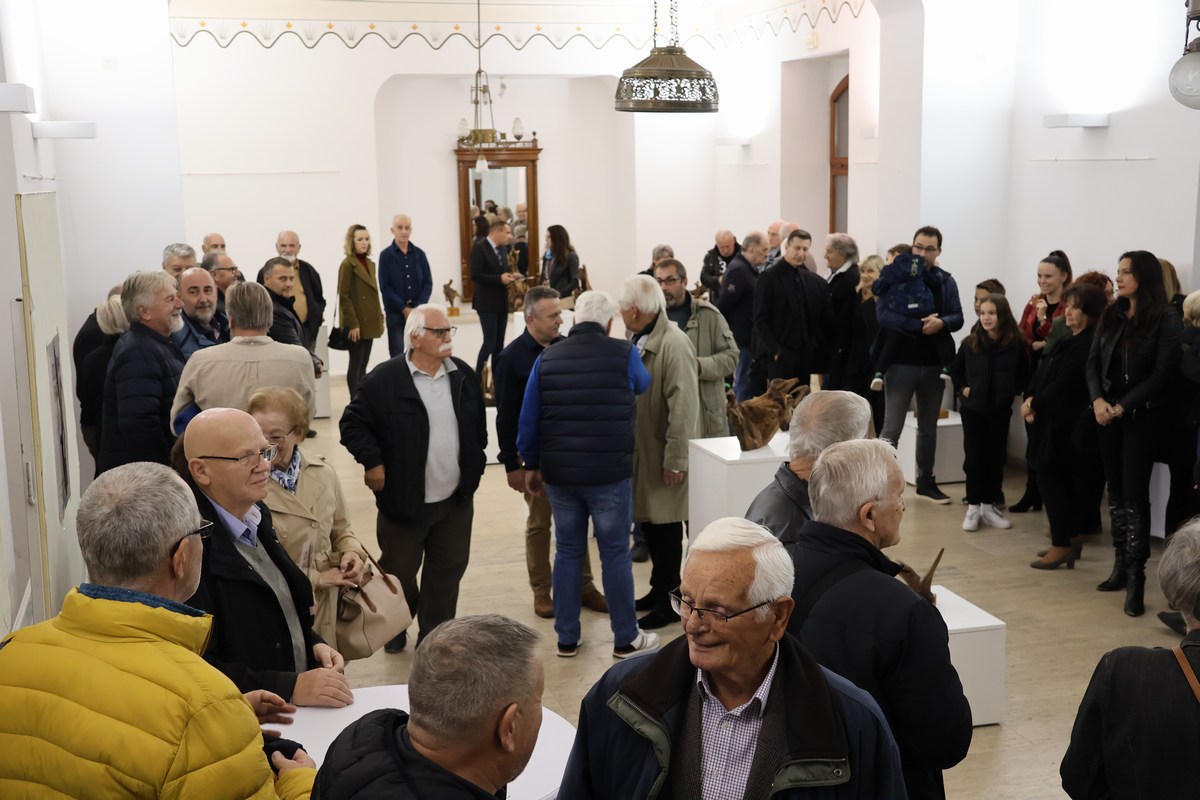 DRVENE SKULPTURE Otvorena izložba svestranog Josipa Radeka