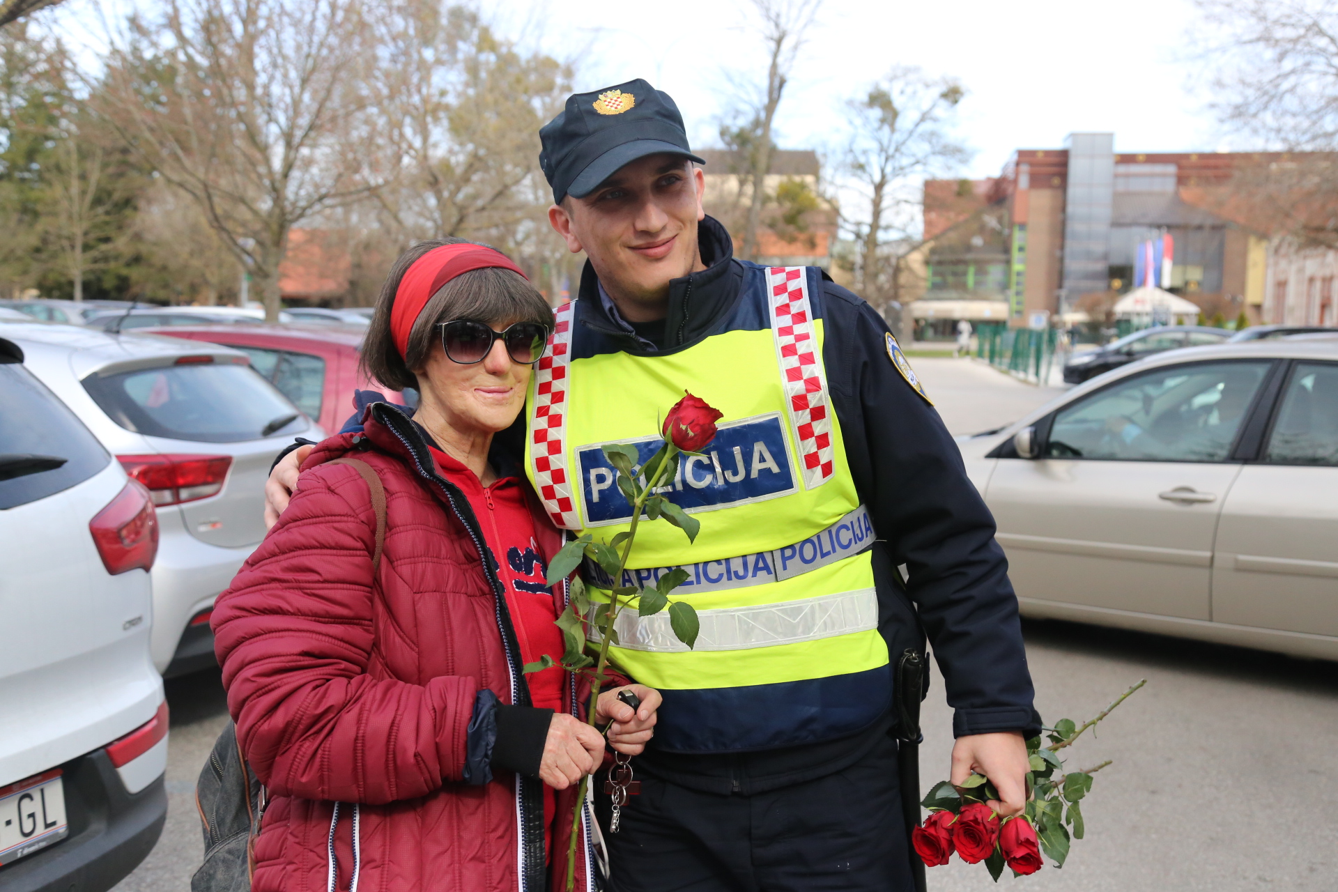 Međimurska policija cvijećem nagrađuje žene u prometu