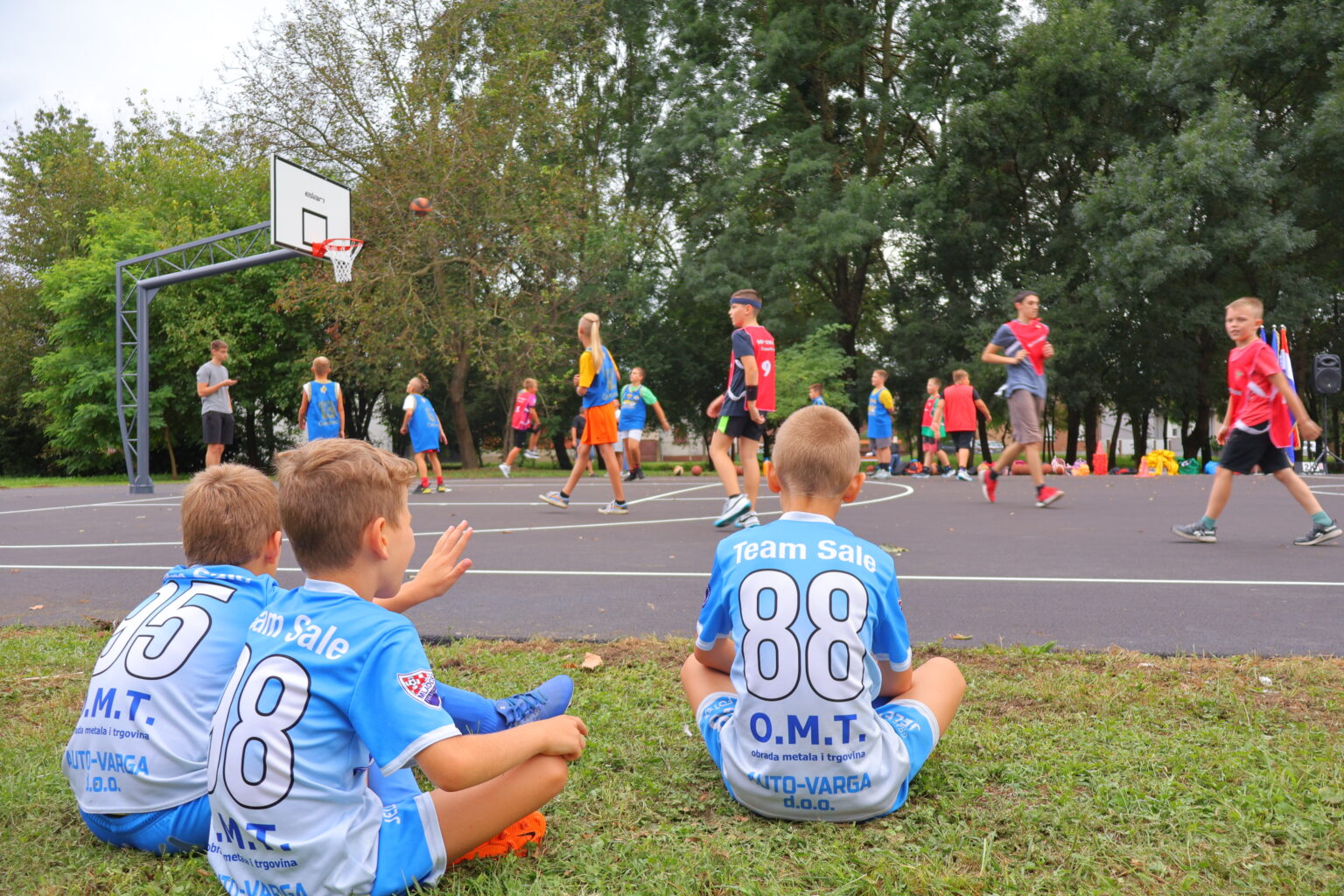 VESELJE ZA NAJMLAĐE Uređeno košarkaško igralište u Ivanovcu