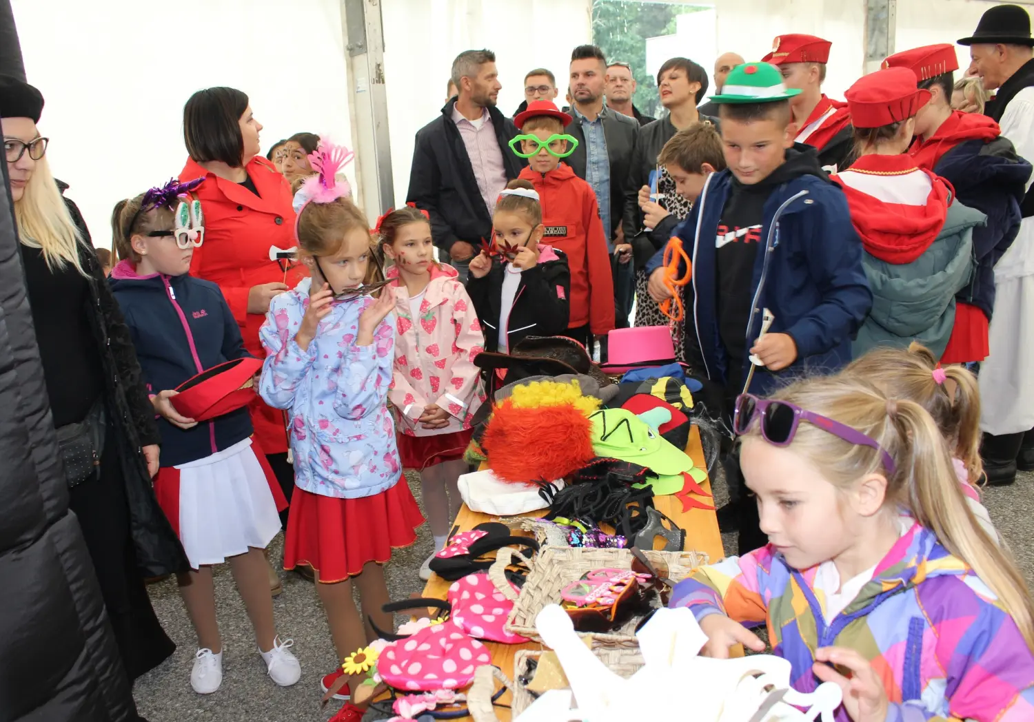 dani kotoribe, mažoretkinje (11) dani kotoribe, mažoretkinje (11)