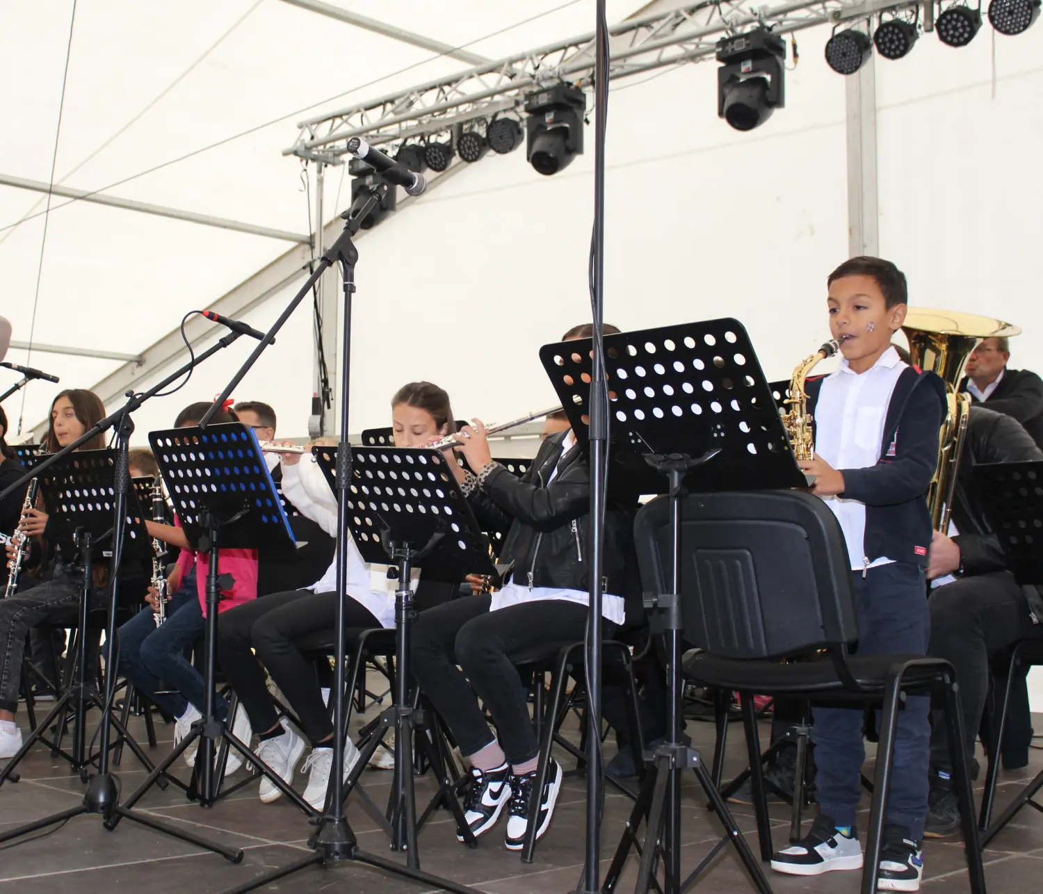 dani kotoribe, mažoretkinje (2) dani kotoribe, mažoretkinje (2)