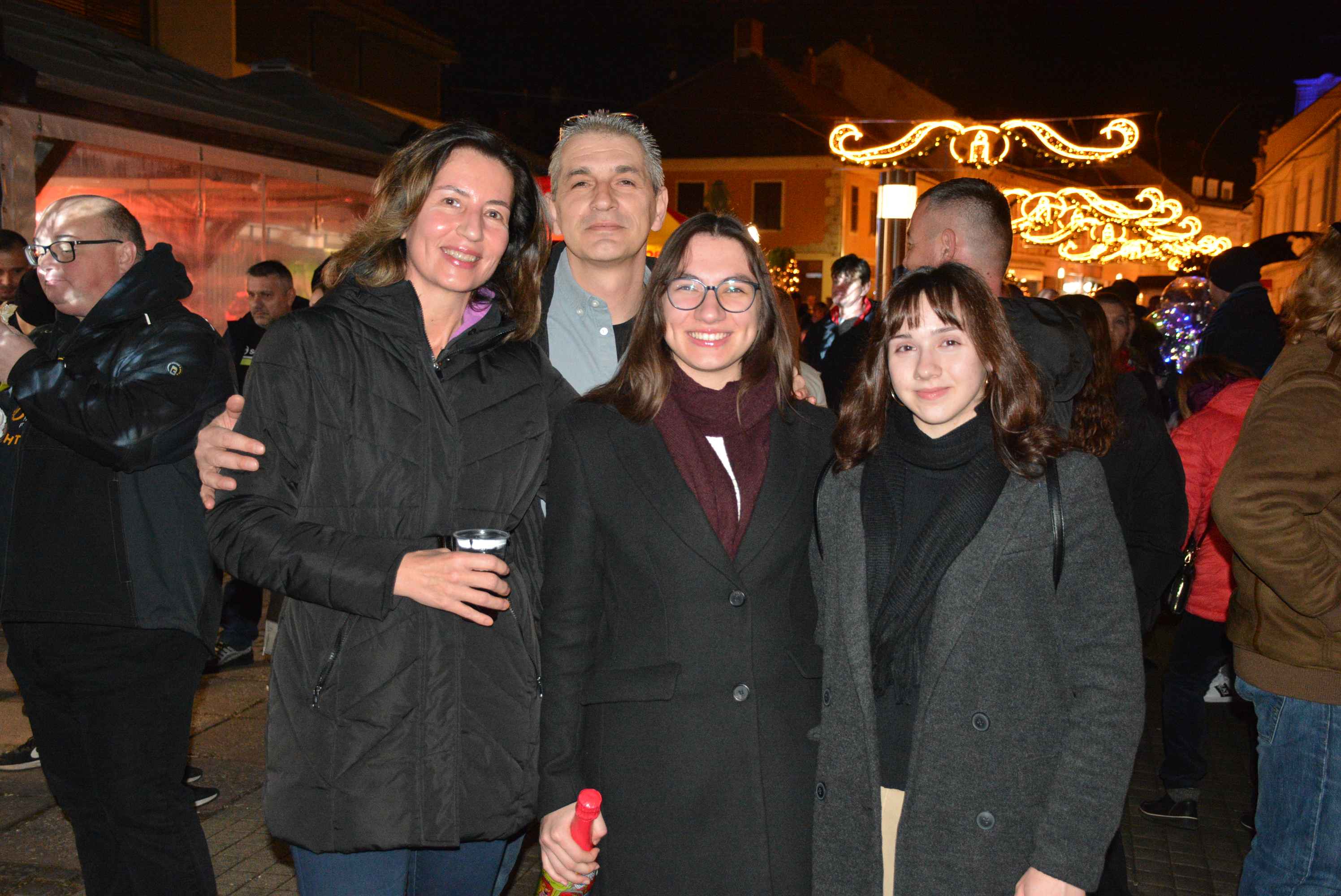 FOTO/VIDEO Čakovec veselo proslavio dolazak 2024. uz ritam ‘Noćne smjene’ i puni trg