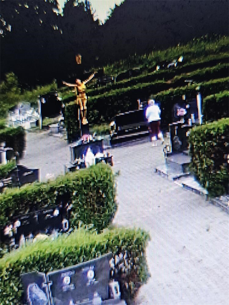 KRAĐE NA GROBLJU Prepoznajete li osobu s fotografija?