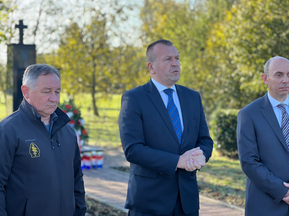 Župani kod spomen obilježja u Jarmini