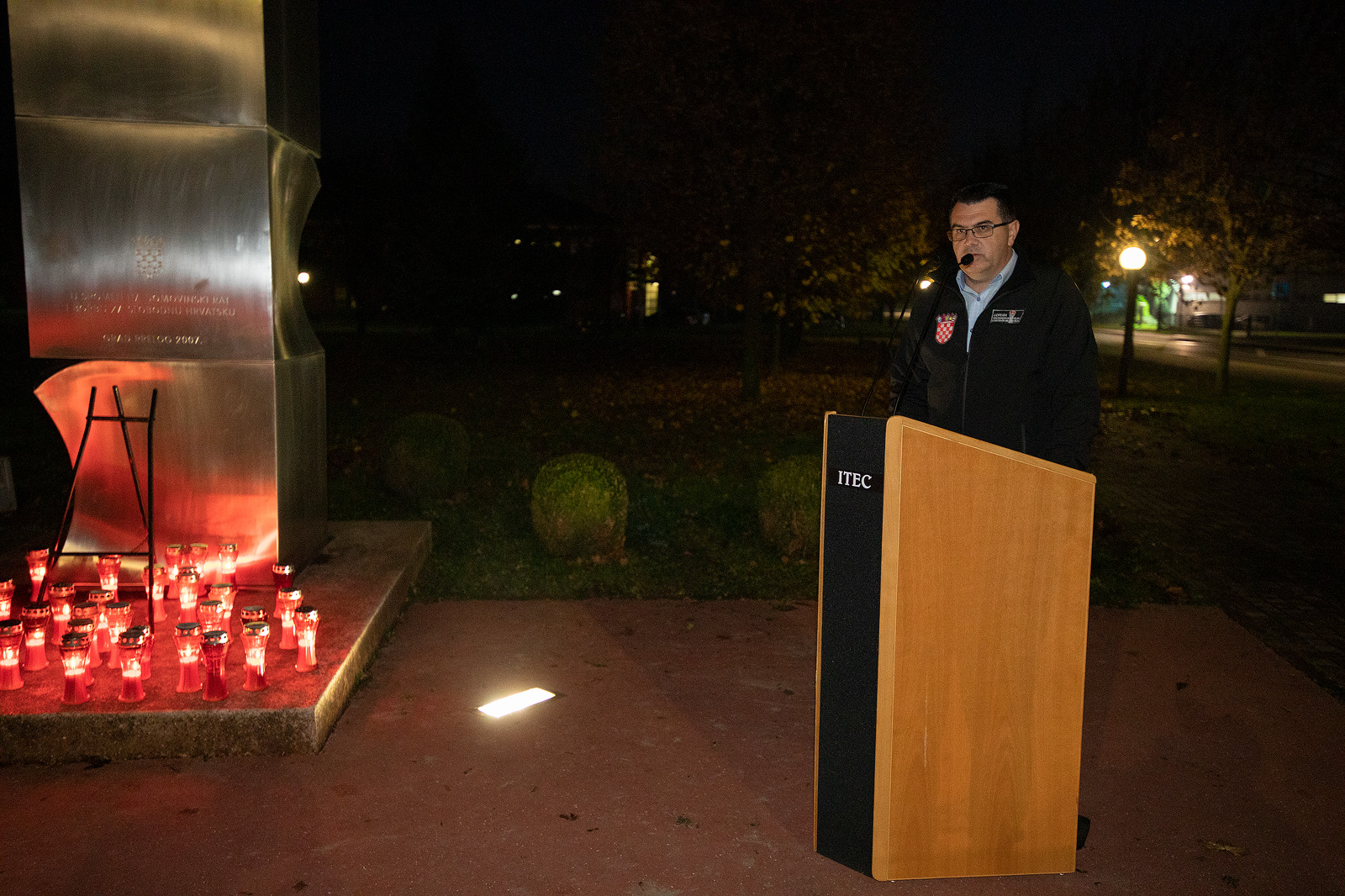 SJEĆANJE NA GRAD HEROJ Svijećama i lampionima okružili zeleni otok u Prelogu
