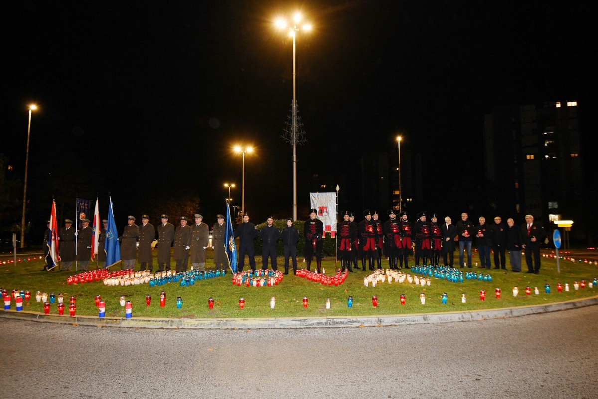 DAN SJEĆANJA Čakovec se i ove godine dostojanstveno prisjetio žrtava Vukovara i Škrabrnje te obljetnice pogibije Nikole VII. Zrinskog DAN SJEĆANJA Čakovec se i ove godine dostojanstveno prisjetio žrtava Vukovara i Škrabrnje te obljetnice pogibije Nikole VII. Zrinskog