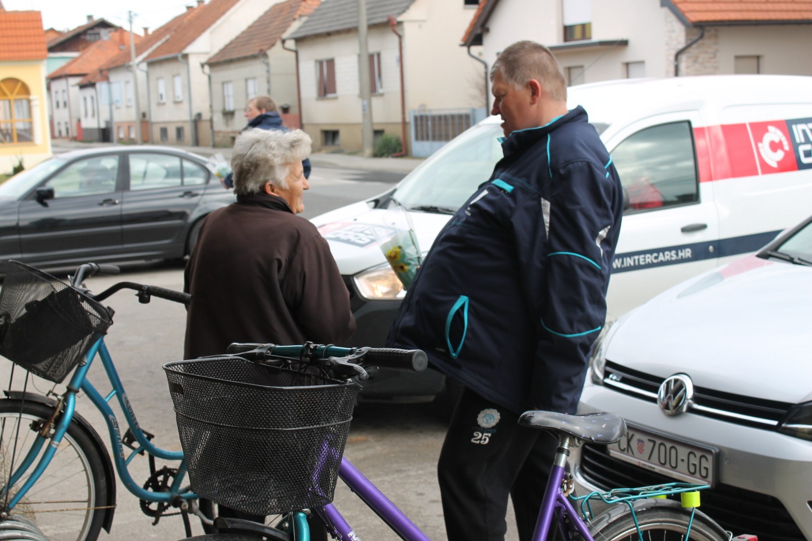 Komunalni radnici Općine damama dijelili cvijeće povodom Dana žena