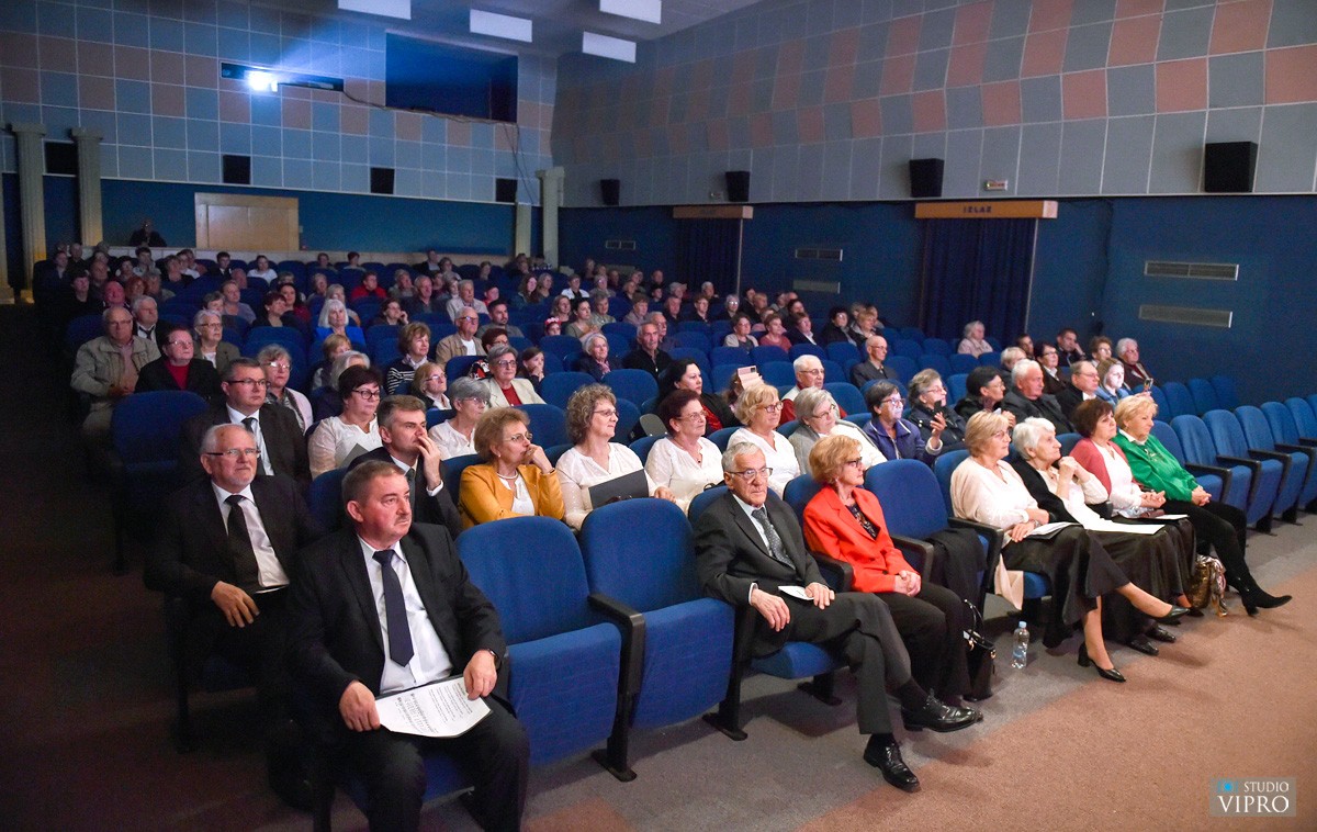 Udruga umirovljenika pjesmom čestitala Majčin dan