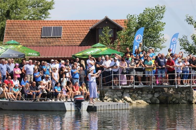 Kontakt policajci predstavili preventivne aktivnosti posjetiteljima ‘Lova na labuđe pero’ Kontakt policajci predstavili preventivne aktivnosti posjetiteljima ‘Lova na labuđe pero’