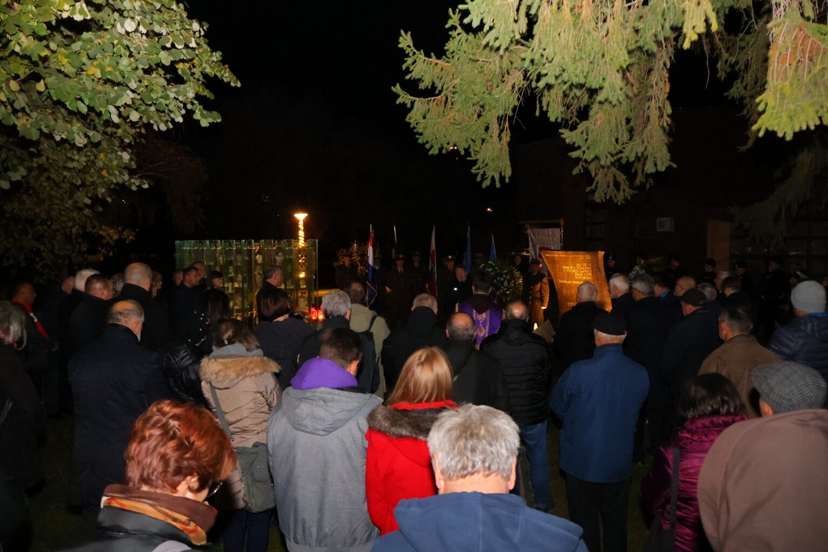 DAN SJEĆANJA Čakovec se i ove godine dostojanstveno prisjetio žrtava Vukovara i Škrabrnje te obljetnice pogibije Nikole VII. Zrinskog DAN SJEĆANJA Čakovec se i ove godine dostojanstveno prisjetio žrtava Vukovara i Škrabrnje te obljetnice pogibije Nikole VII. Zrinskog