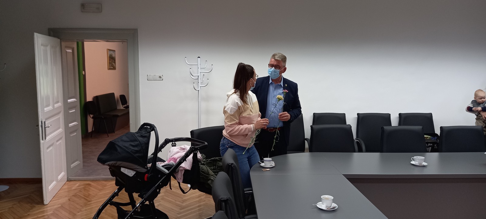 NA MAJČIN DAN Nakon svete mise, Grad Mursko Središće prigodno je darovao majke karanfilima