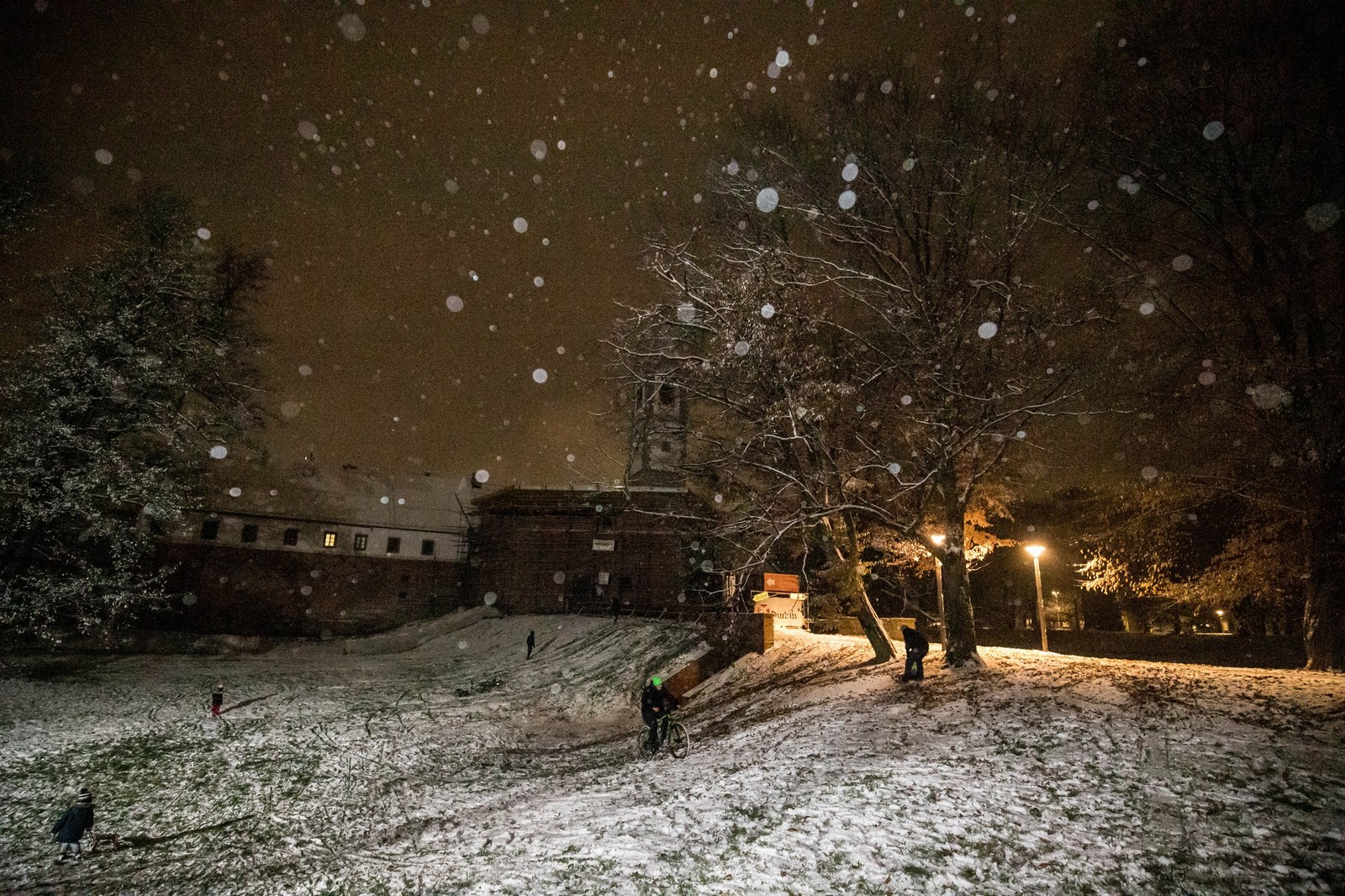 Mališani uživali u sanjkanju, snježna dekoracija centru Čakovca dala posebnu čar
