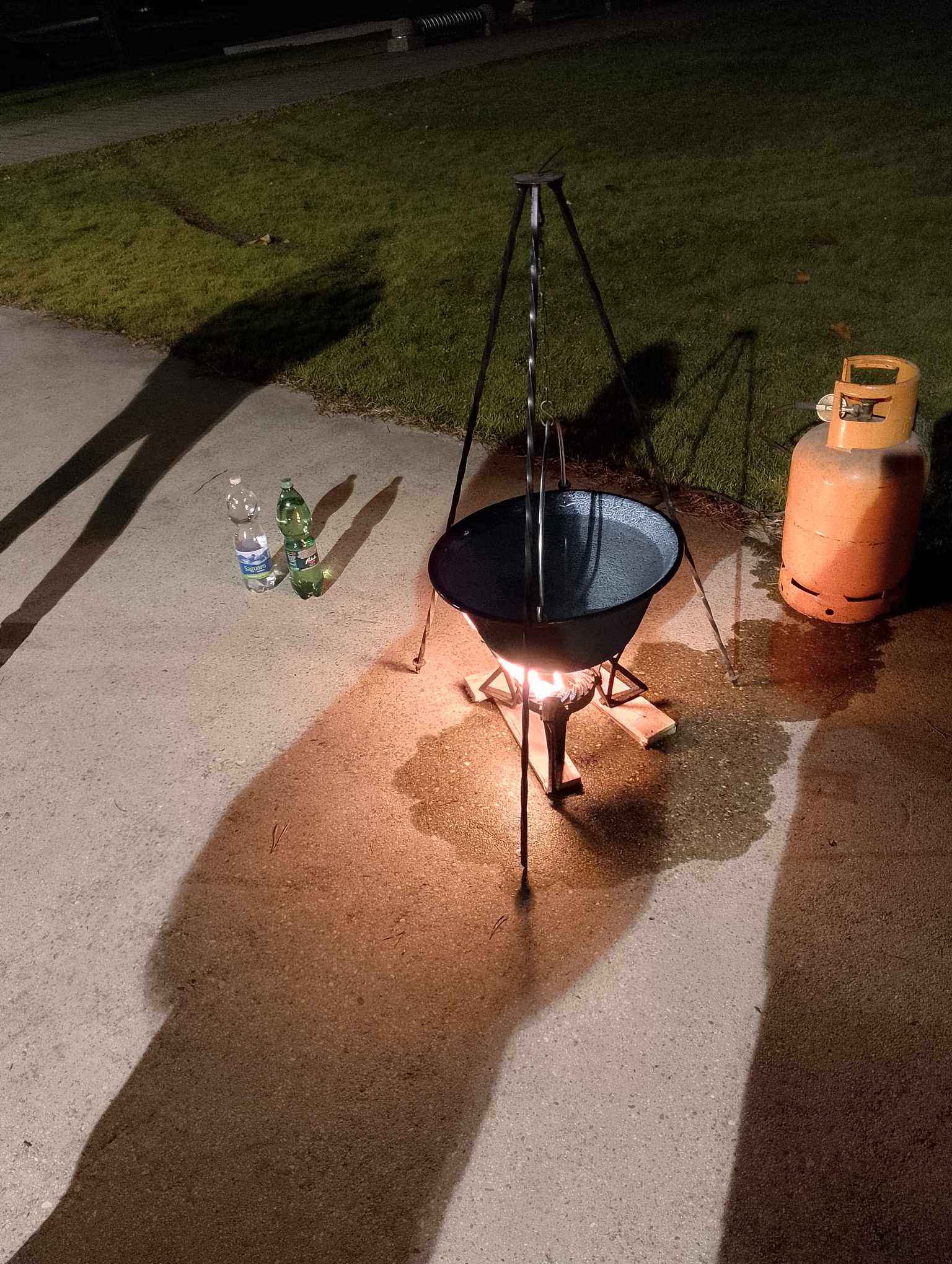 MAČKOVEC U BOŽIĆNOM ZAGRLJAJU Kuhano vino i topli čaj nakon polnoćke okupili mještane kod Društvenom domu