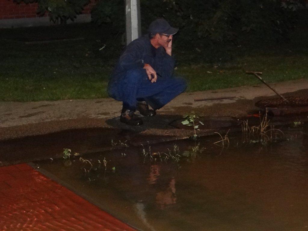 Neugodna noć za stanare jedne čakovečke ulice: Poplavljen dio ulice, parkirani automobili pod vodom Neugodna noć za stanare jedne čakovečke ulice: Poplavljen dio ulice, parkirani automobili pod vodom