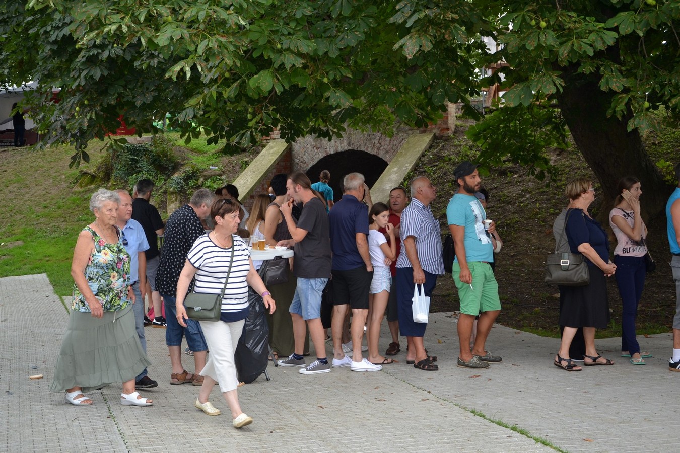 U jezeru Staroga Grada posjetitelji uživali u besplatnom ručku