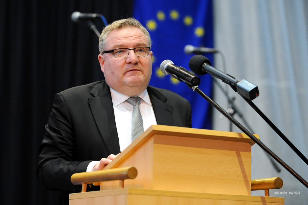 277711315dsc4703225908