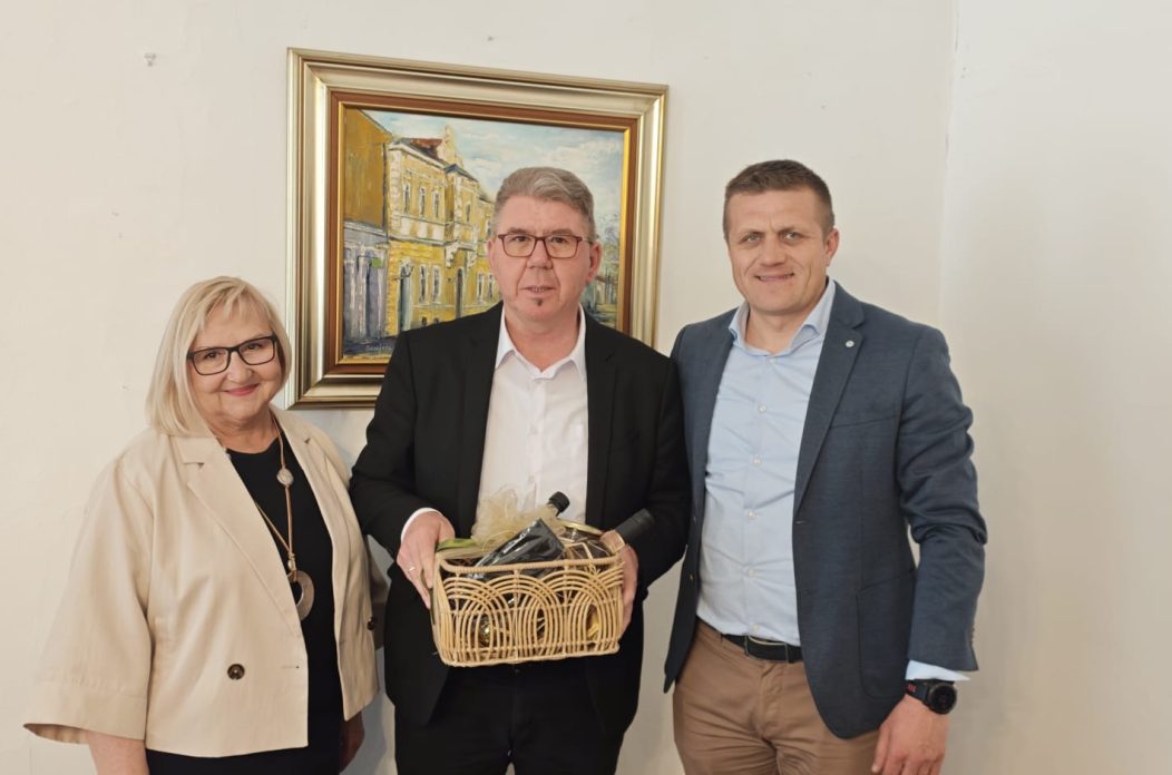 dcb40353-463b-4d10-b5b2-1972aaa81120