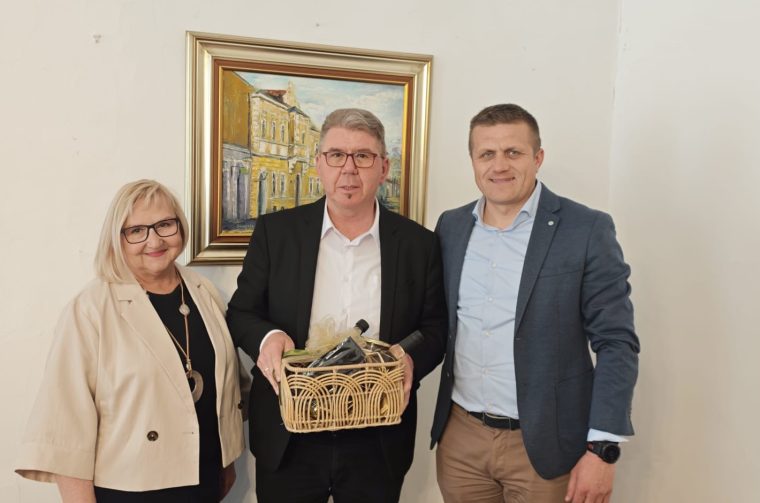 dcb40353-463b-4d10-b5b2-1972aaa81120