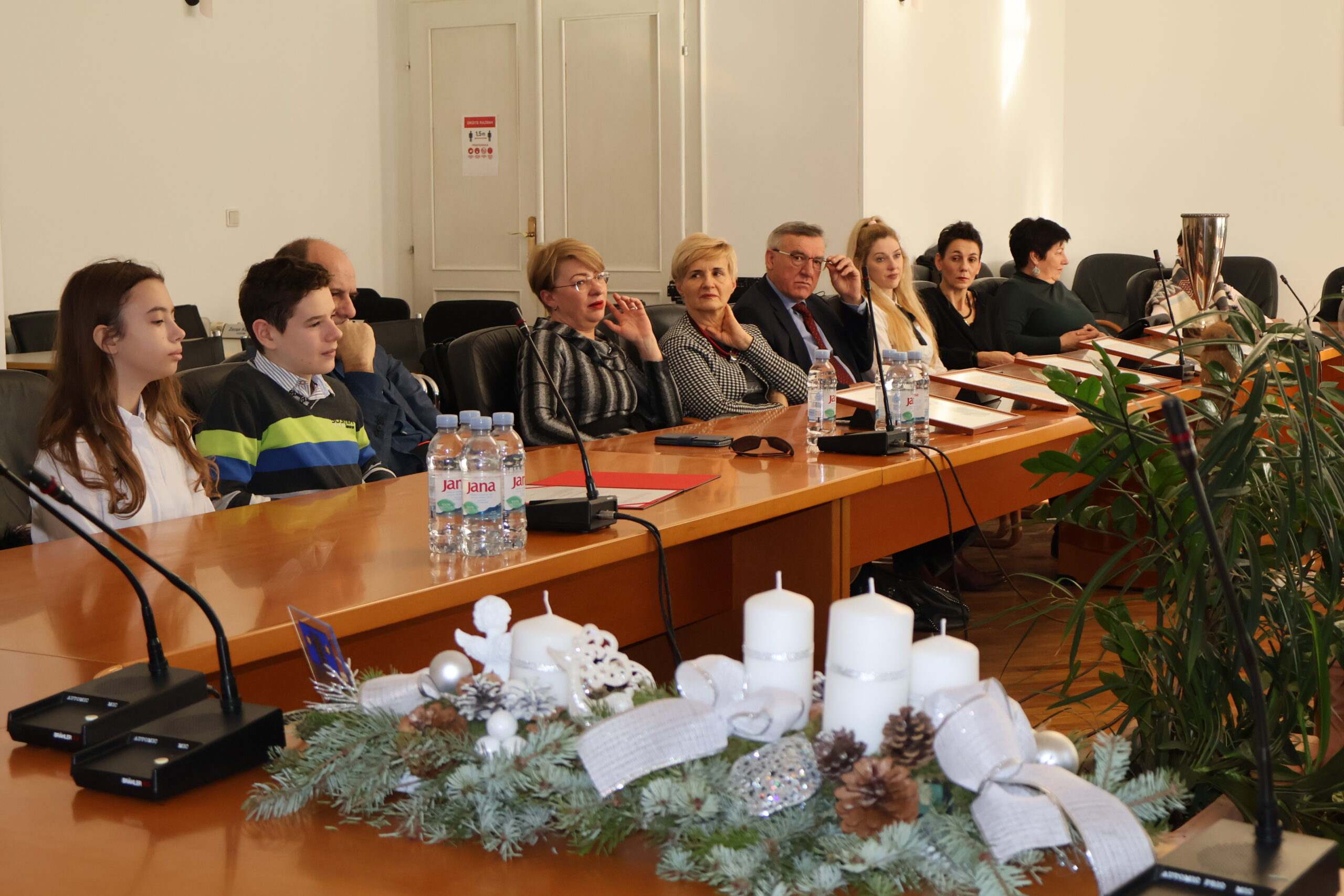 Gradonačelnica Cividini svečanim prijemom za kraj godine nagradila uspješne glumce i pjevače Gradonačelnica Cividini svečanim prijemom za kraj godine nagradila uspješne glumce i pjevače