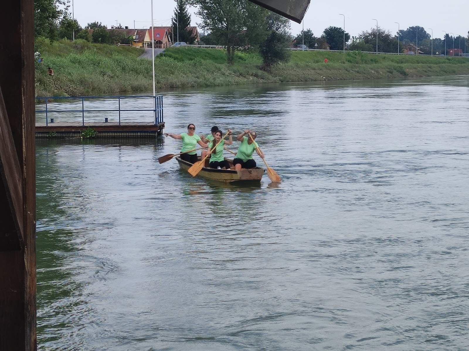 FOTO Pobjednici natjecanja u ekipnom veslanju dravskim čamcima su ekipe ‘Royal transport’ i ‘Fljojsarice’ FOTO Pobjednici natjecanja u ekipnom veslanju dravskim čamcima su ekipe ‘Royal transport’ i ‘Fljojsarice’