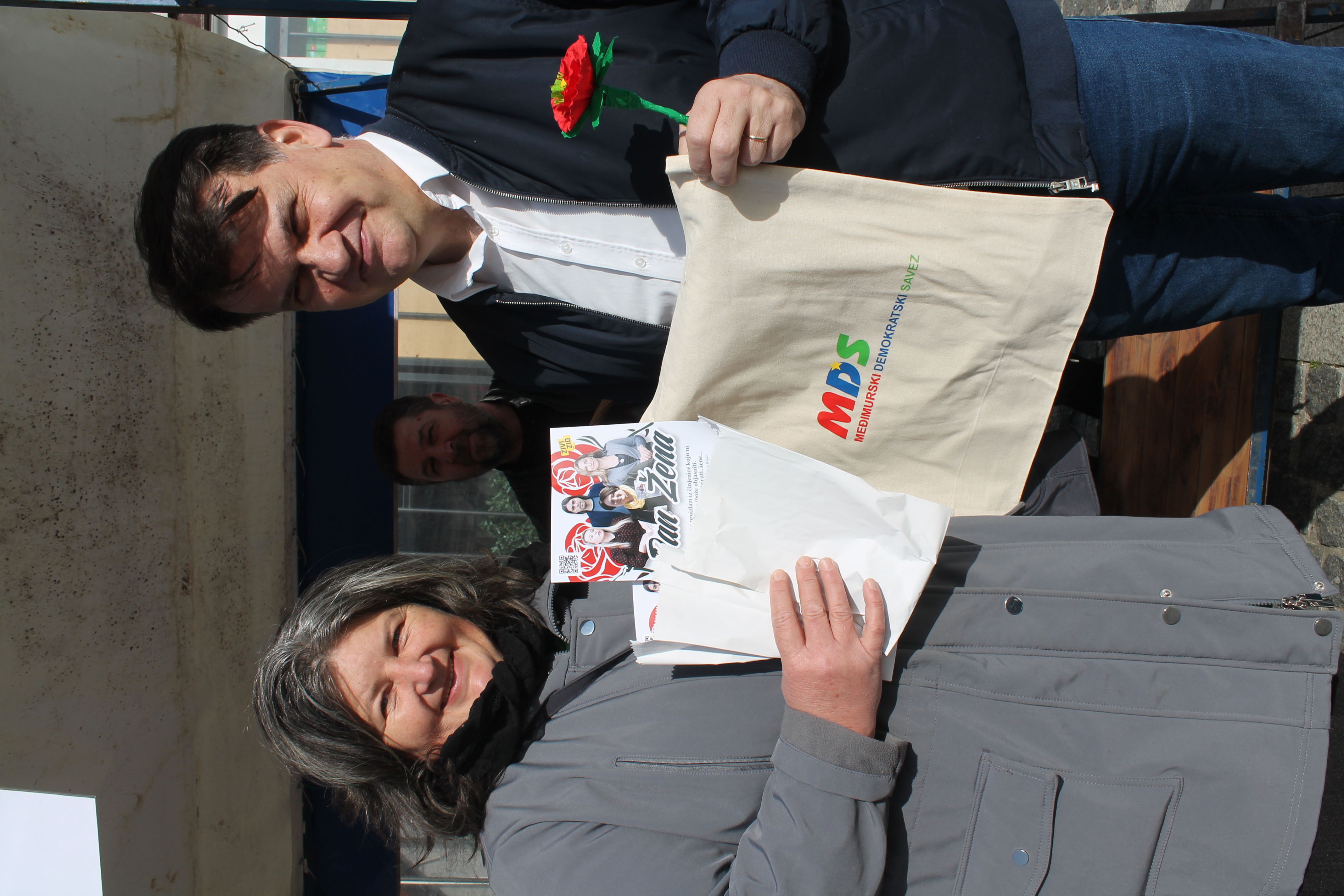 ‘ŽENE, SRETAN VAM VAŠ DAN’ Političari darivali prolaznice gradom