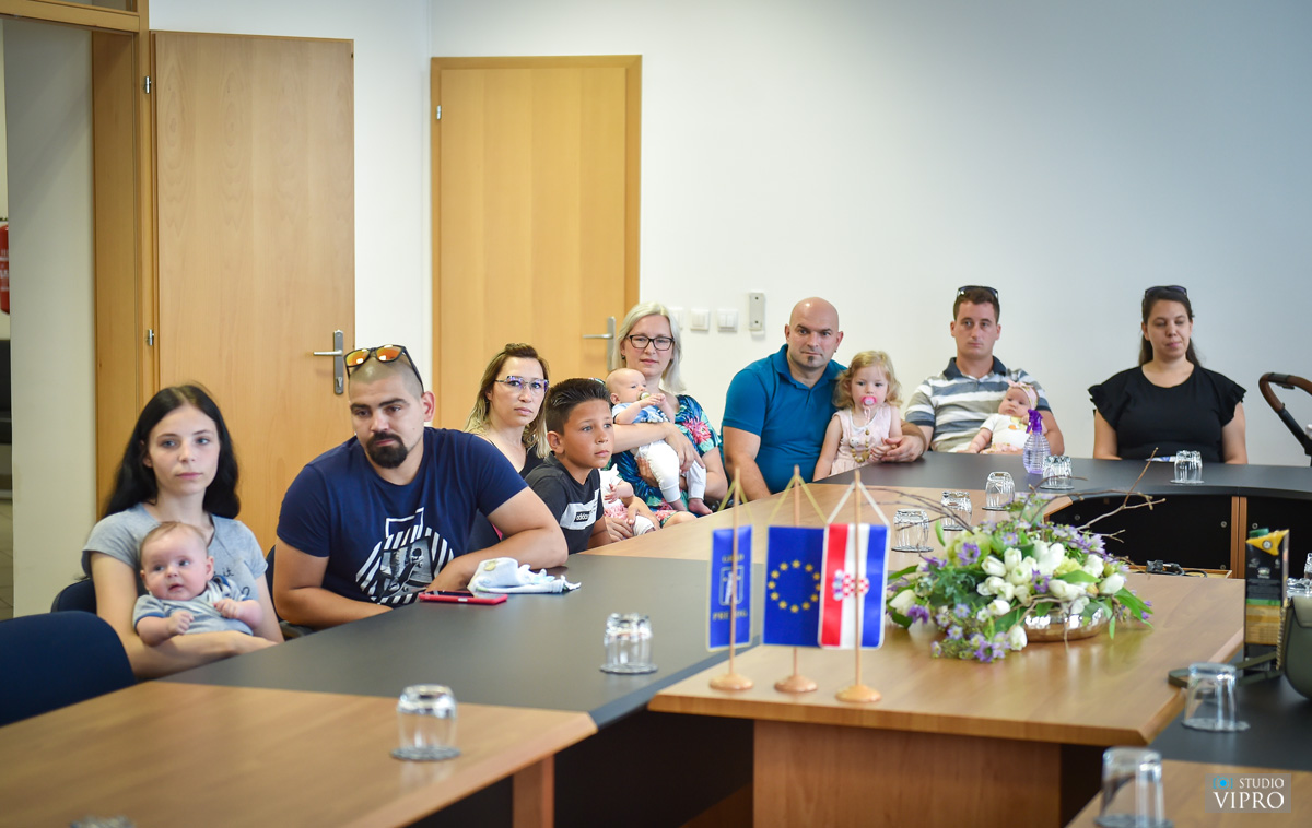 BEBE KOD GRADONAČELNIKA U Prelogu još jednom podijeljene naknade za novorođenčad