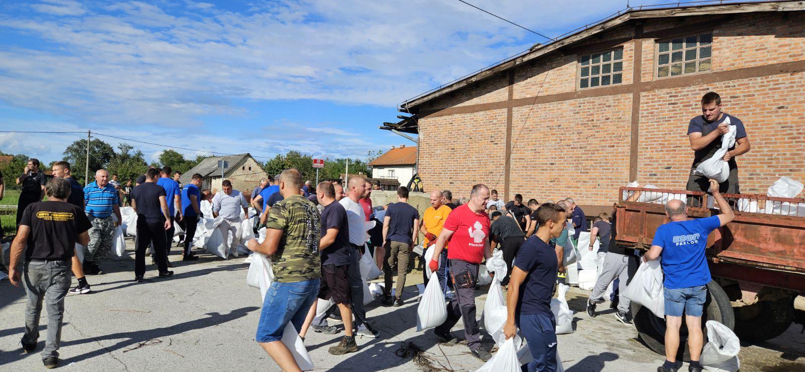 UJEDINILI SE Mještani Kotoribe pokazali koliko su moćni dok ih je više!