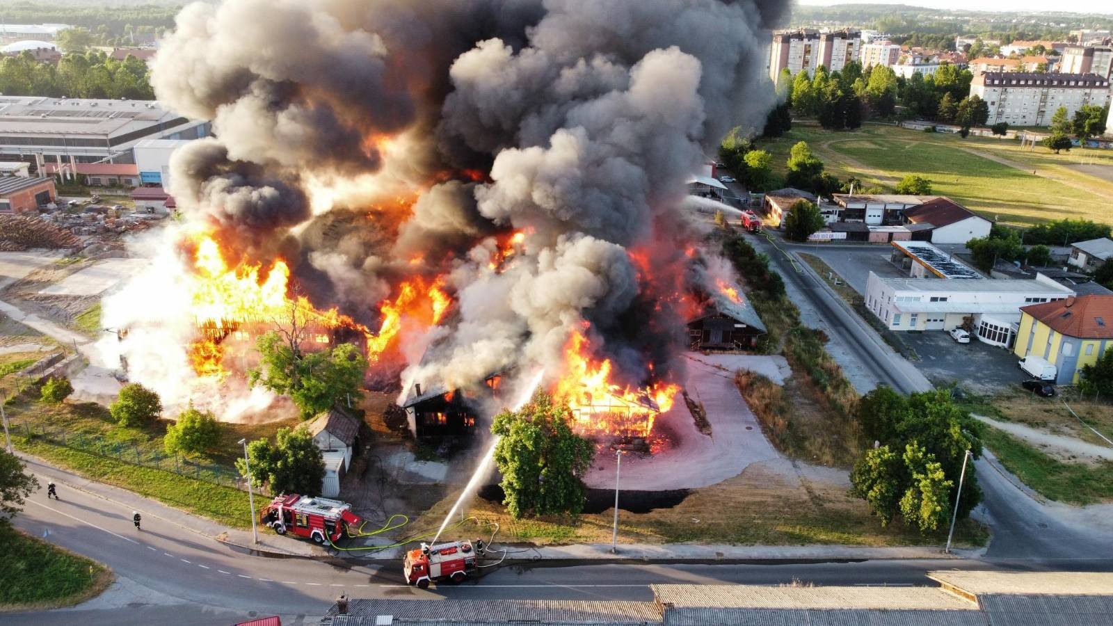 VIDEO I FOTO Veliki požar u Čakovcu, gore drvene barake u Novakovoj ulici