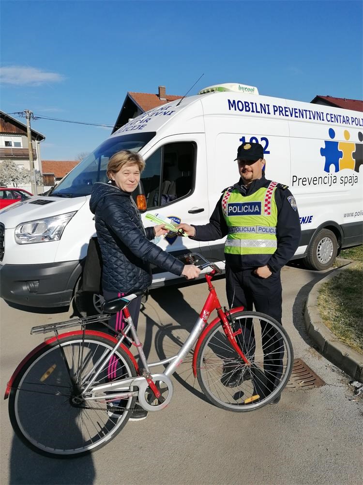 PREVENTIVNA AKCIJA Međimurska policija pješacima i biciklistima dijelila reflektirajuće trakice i letke