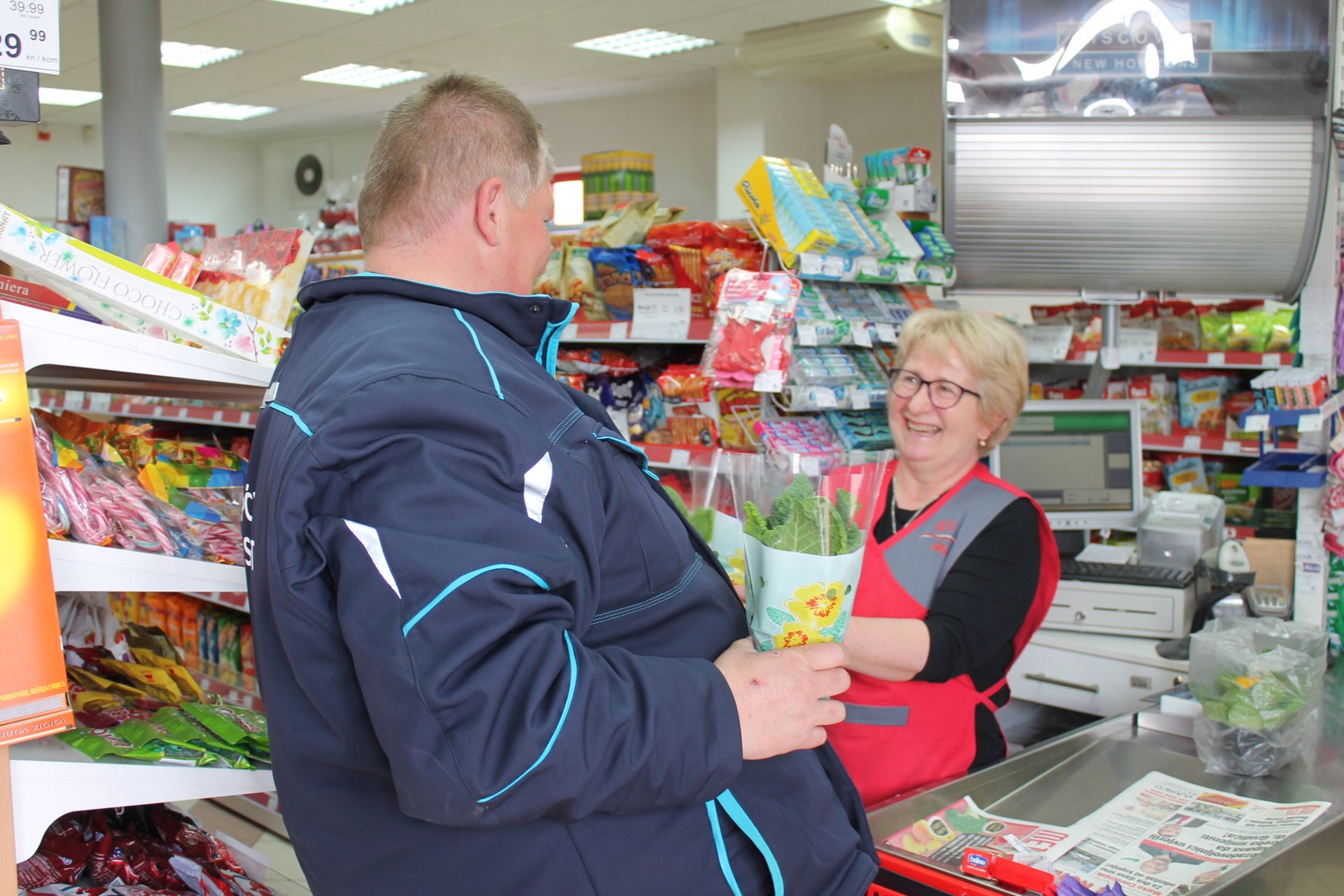 Komunalni radnici Općine damama dijelili cvijeće povodom Dana žena