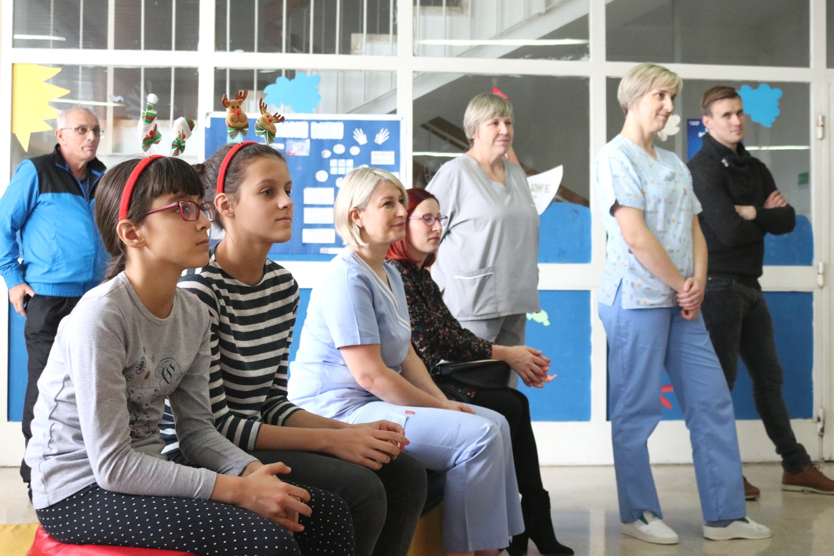 Djed Mraz predstavom i poklonima razveselio mališane s dječjeg odjela ŽB Čakovec