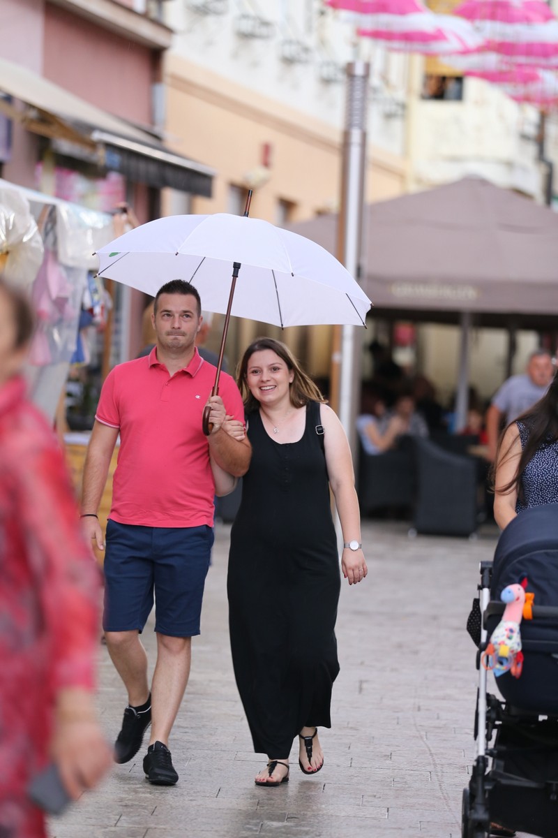 KLIKOM ISPOD KIŠOBRANA Malo kiše, malo sunca, ali centar Čakovca je ispunjen građanima