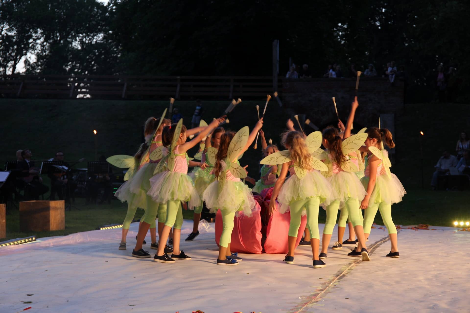 Predstava ‘Na dlanu jezera’ u lijepom ambijentu jezera podno zidina Starog grada