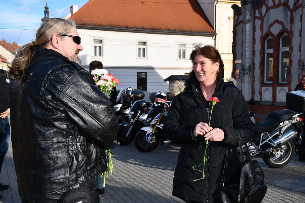 Free riders Pikač u centru Čakovca podjelom karanfila obradovali brojne žene