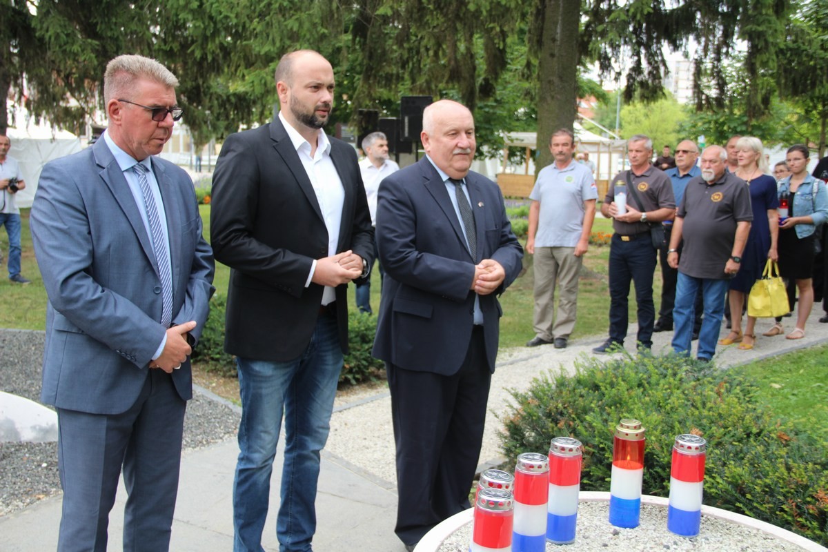 Međimurci Eduard Baltić i Florijan Novak podigli su hrvatski stijeg na Kninskog tvrđavi povijesnog 5. kolovoza 1995. Međimurci Eduard Baltić i Florijan Novak podigli su hrvatski stijeg na Kninskog tvrđavi povijesnog 5. kolovoza 1995.