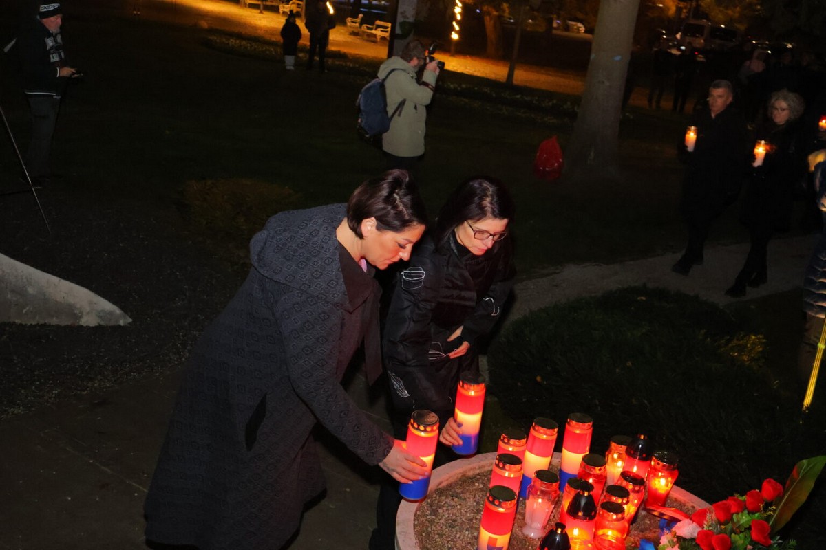 DAN SJEĆANJA Čakovec se i ove godine dostojanstveno prisjetio žrtava Vukovara i Škrabrnje te obljetnice pogibije Nikole VII. Zrinskog DAN SJEĆANJA Čakovec se i ove godine dostojanstveno prisjetio žrtava Vukovara i Škrabrnje te obljetnice pogibije Nikole VII. Zrinskog