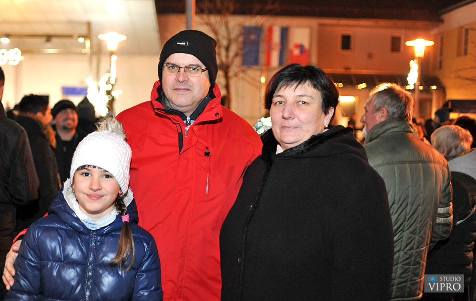 Doček u Prelogu uz vatromet, taktove valcera, šampanjac i kuhano vino