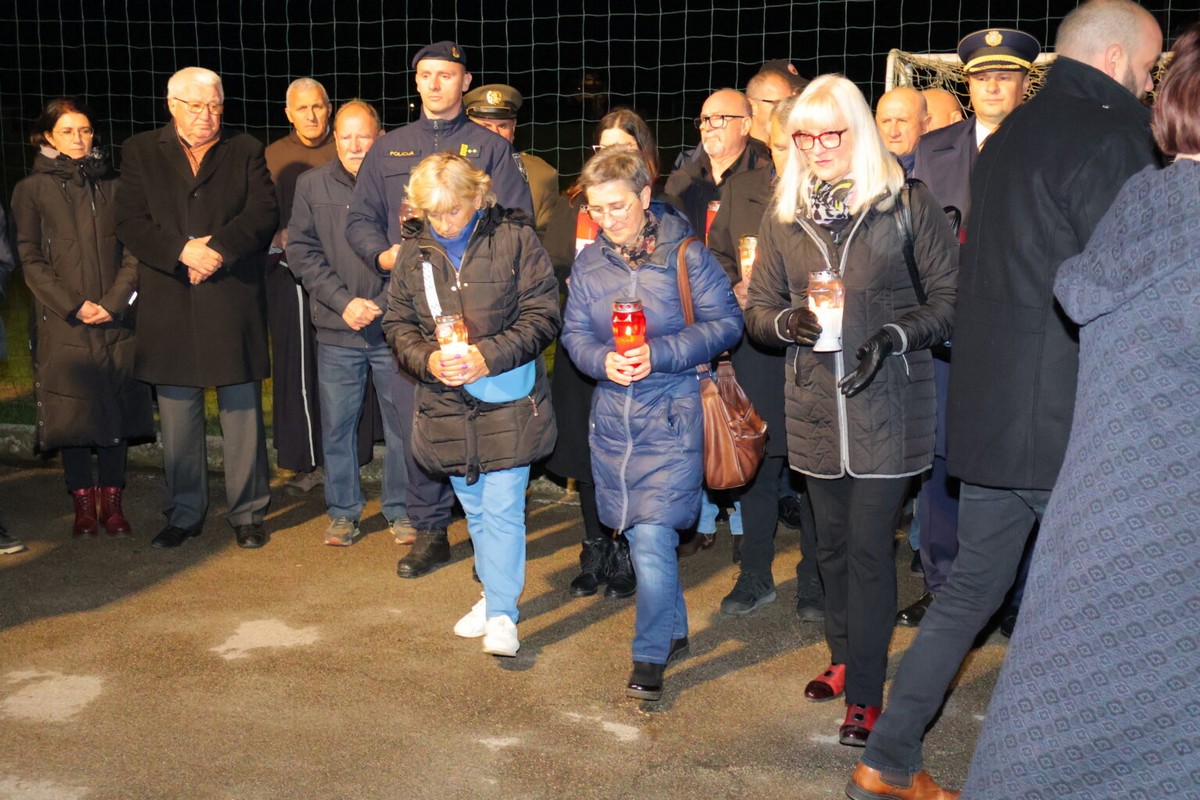 DAN SJEĆANJA Čakovec se i ove godine dostojanstveno prisjetio žrtava Vukovara i Škrabrnje te obljetnice pogibije Nikole VII. Zrinskog DAN SJEĆANJA Čakovec se i ove godine dostojanstveno prisjetio žrtava Vukovara i Škrabrnje te obljetnice pogibije Nikole VII. Zrinskog