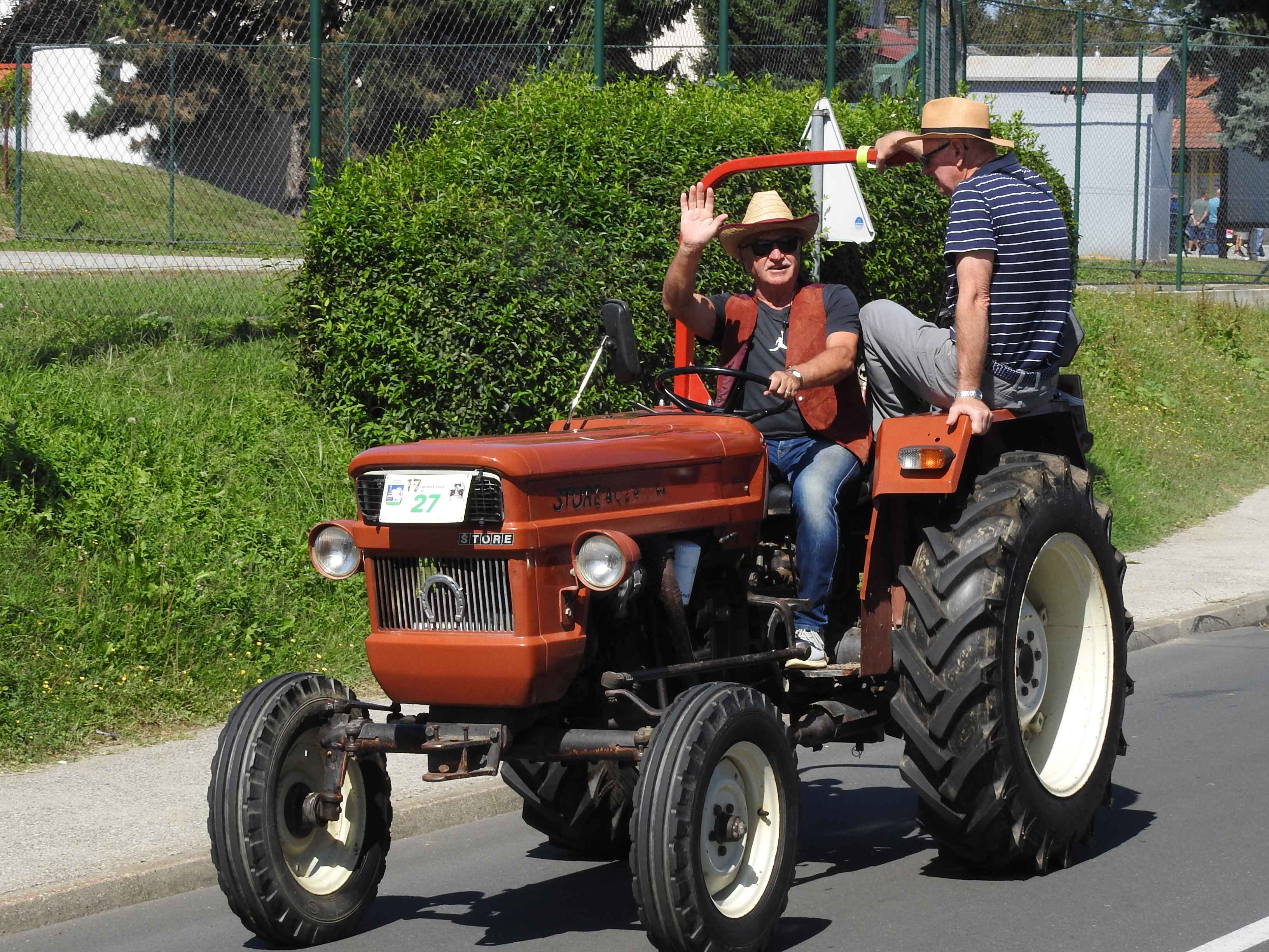 SELNICA Pogledajte kako je bilo na 17. susretu starih traktora