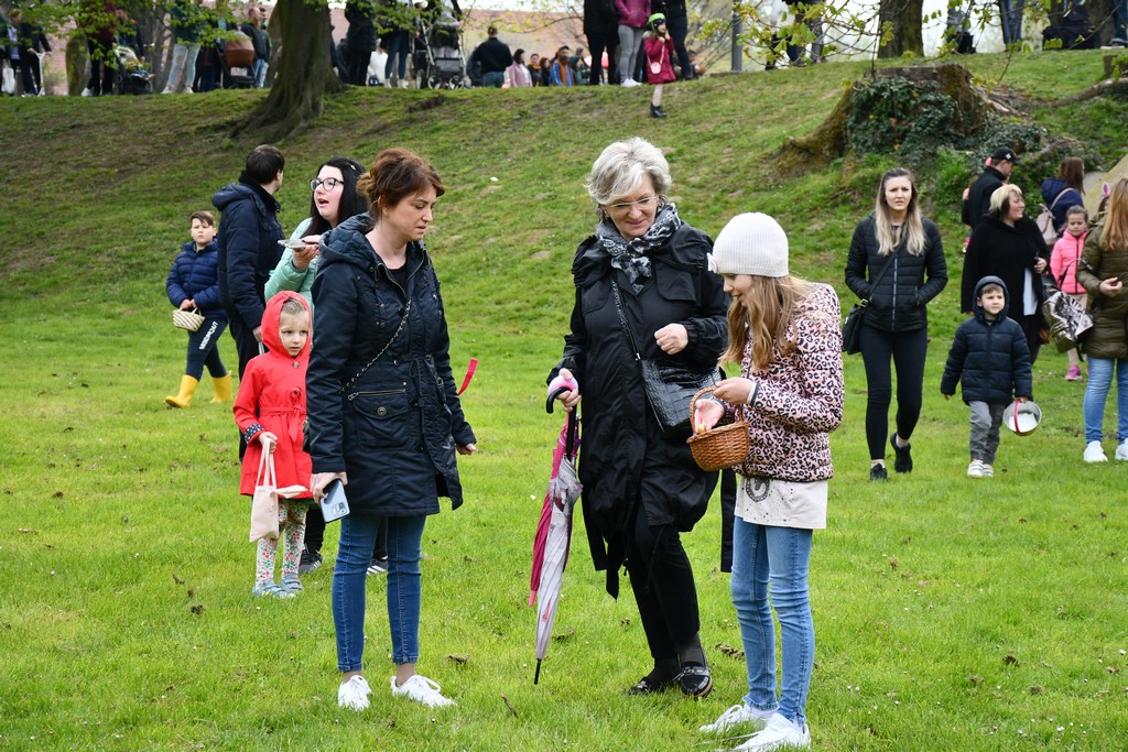 VIDEO I FOTO Potraga za uskrsnim jajima u Perivoj Zrinskih privukla mnoštvo mališana