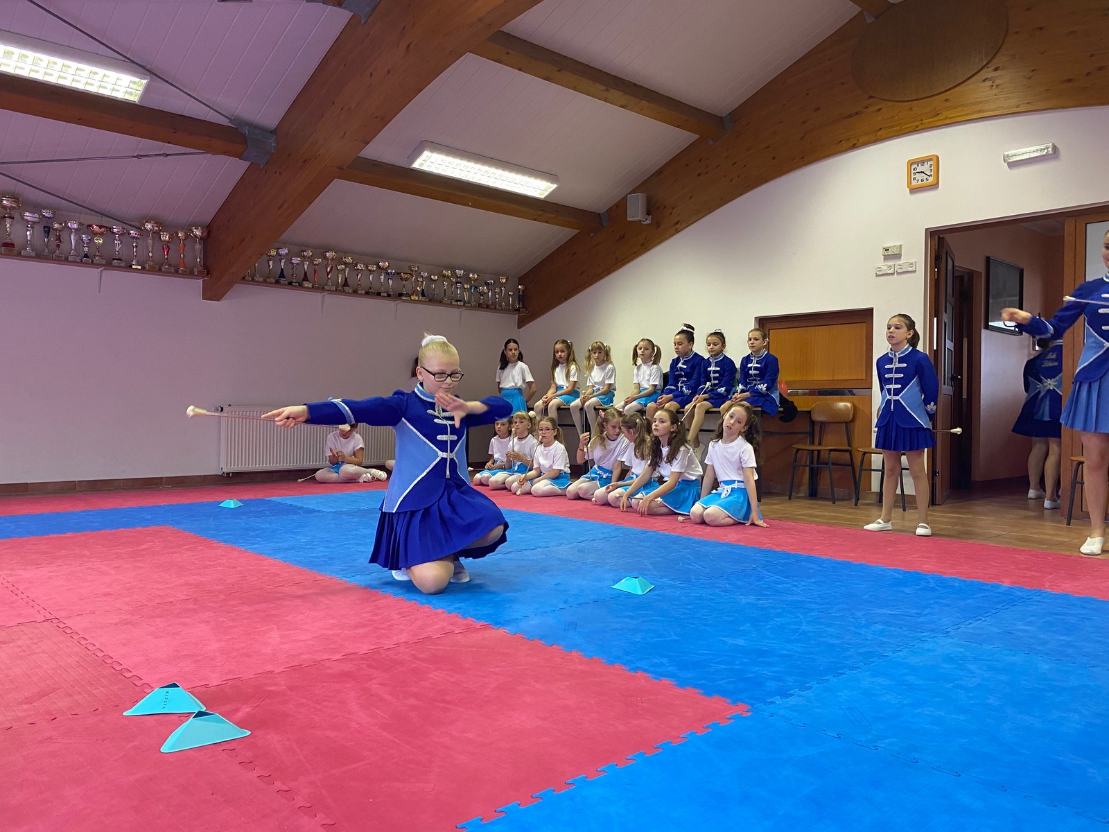 MAŽORETKINJE MALE SUBOTICE U novim uniformama do medalja!