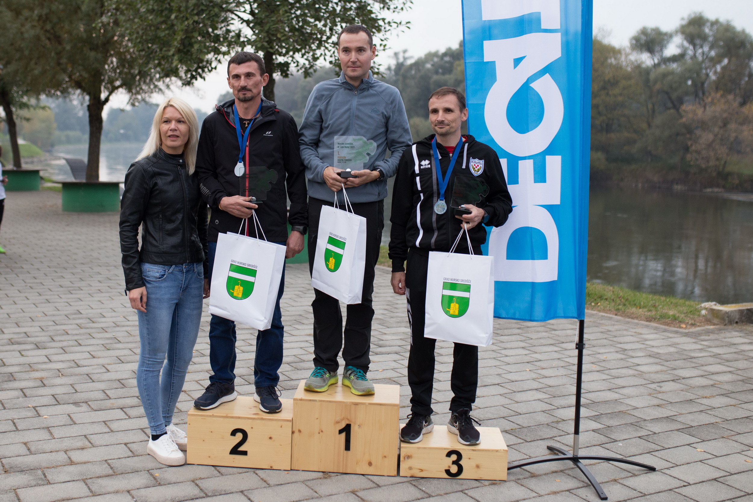 ZAVRŠENA LIGA RUDAR Ukupni pobjednici Dubravka Horvat, Nada Siladi, Marko Podvez i Darko Balić ZAVRŠENA LIGA RUDAR Ukupni pobjednici Dubravka Horvat, Nada Siladi, Marko Podvez i Darko Balić