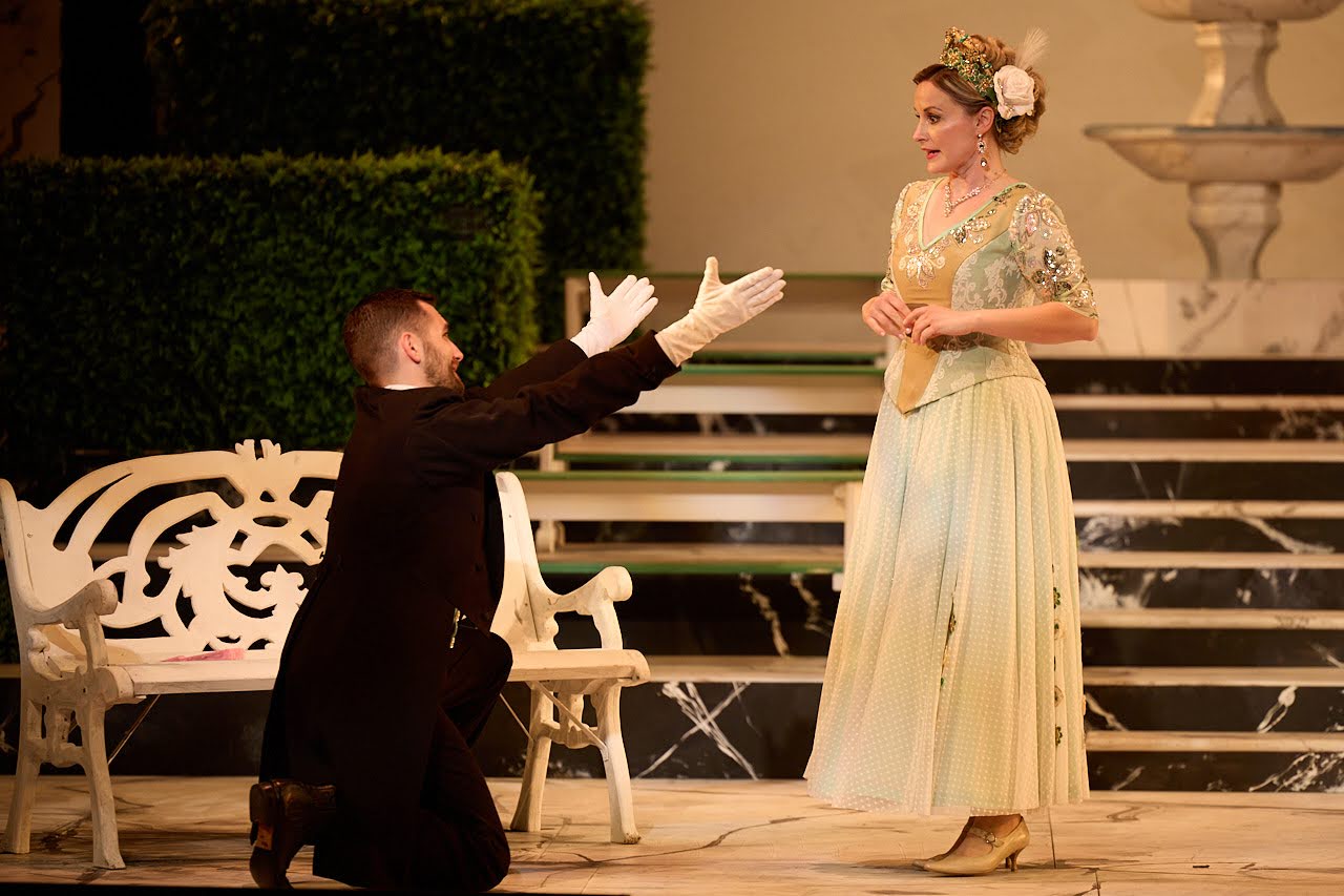 DVIJE MEĐIMURKE U NAGRAĐENOJ OPERETI Ivana Medić i Katarina Toplek Horvat dijele pozornicu u ‘Veseloj udovici’ DVIJE MEĐIMURKE U NAGRAĐENOJ OPERETI Ivana Medić i Katarina Toplek Horvat dijele pozornicu u ‘Veseloj udovici’