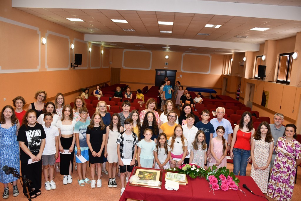 PRIJEM UČENIKA Učenici Osnovne škole Belica, sudionici županijskih i državnih natjecanja, na prijemu kod načelnika Taradija PRIJEM UČENIKA Učenici Osnovne škole Belica, sudionici županijskih i državnih natjecanja, na prijemu kod načelnika Taradija