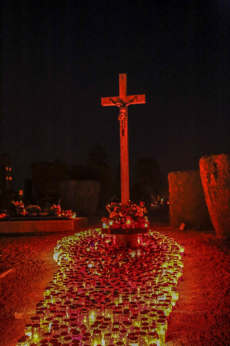 FOTOGALERIJA Stotine sitnih plamenova osvijetlilo je groblje u Čakovcu