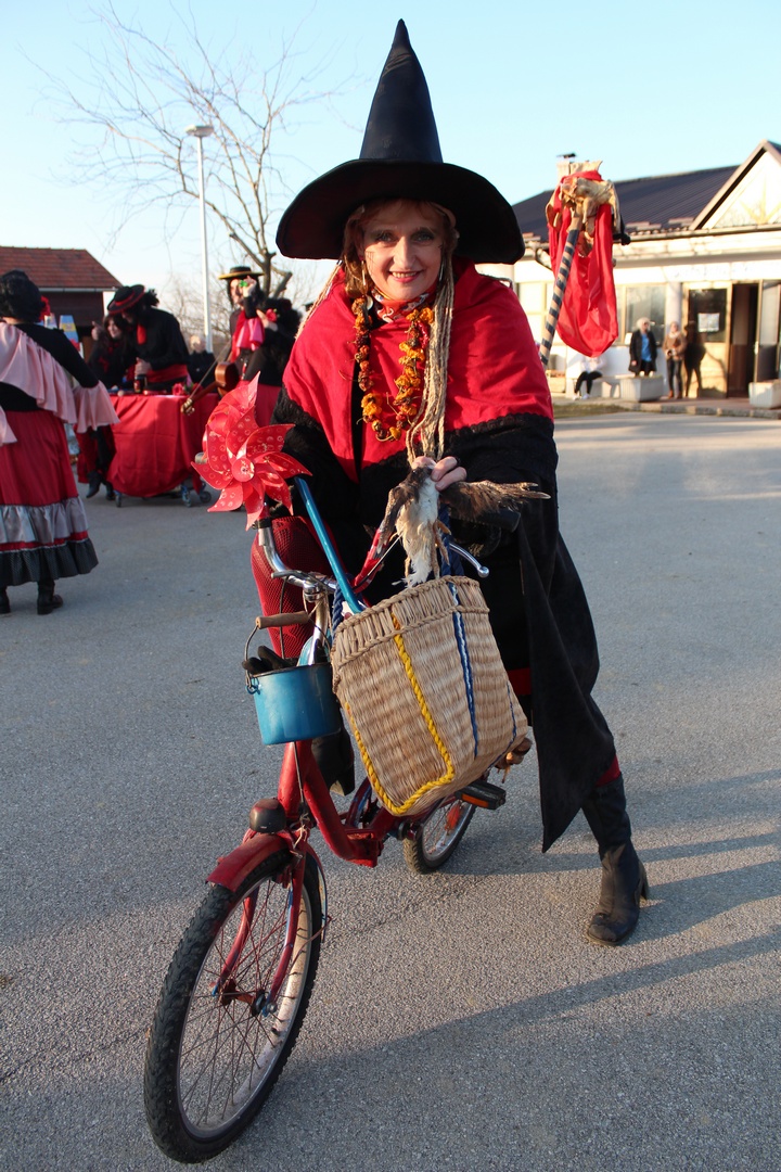 Maškare okupirale Zasadbreg 28. godinu za redom