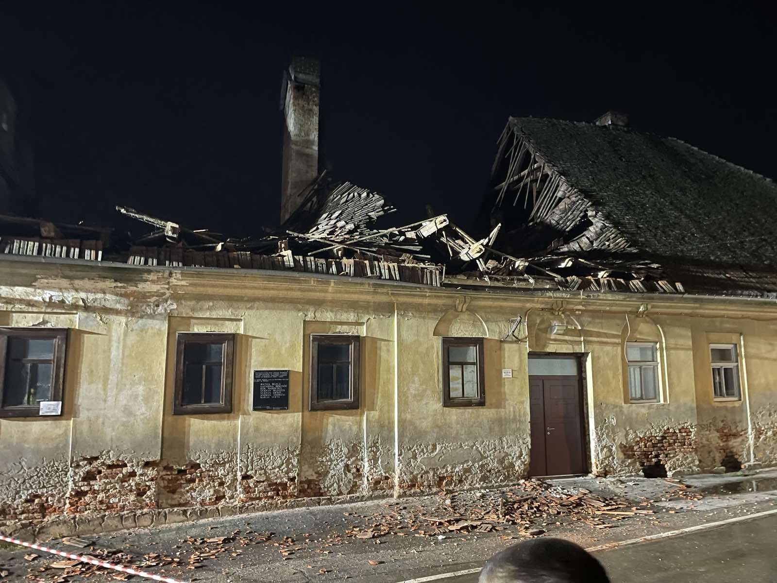 KOTORIBA Srušio se dio krovišta zgrade starog vrtića, apel mještanima da se ne približavaju zgradi
