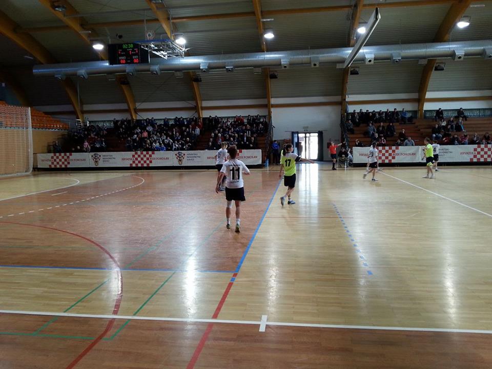 1276733210004597566939359698410