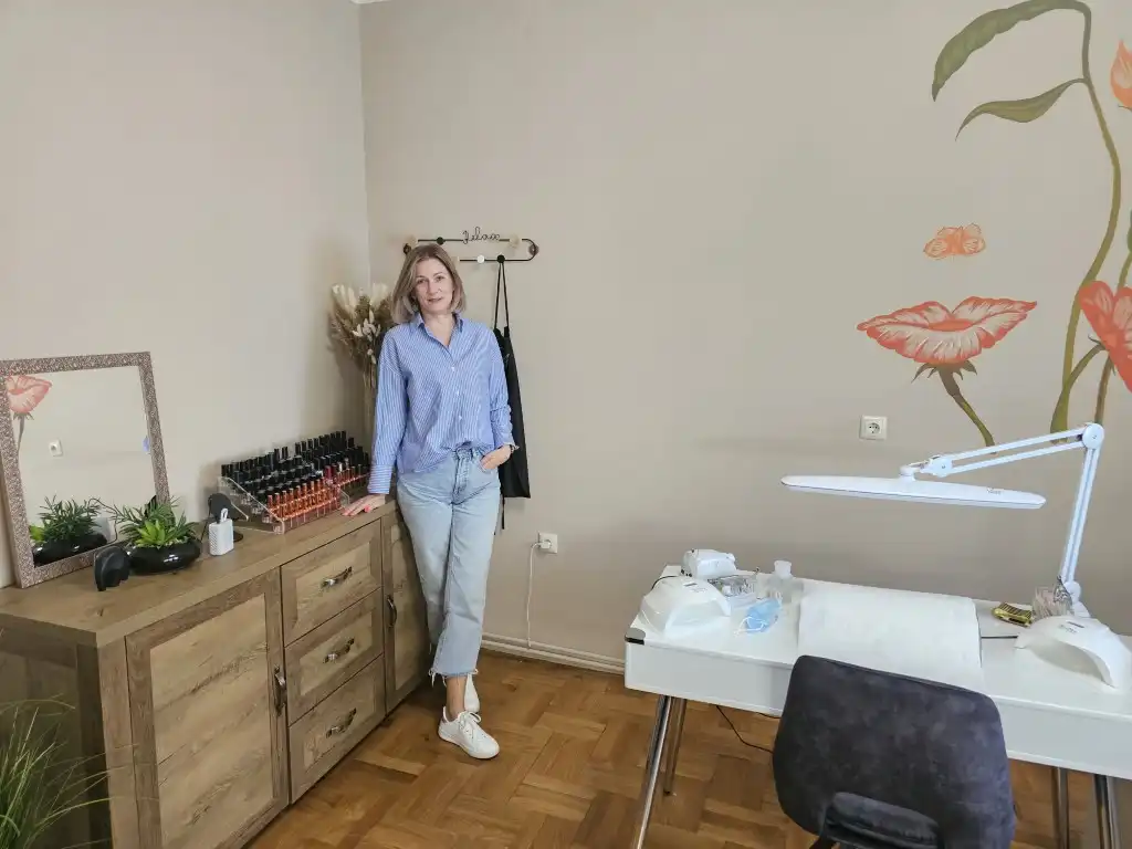 divine (4) (Medium) divine (4) (Medium)