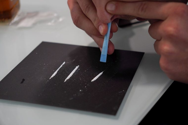 droga prah šmrkanje ilustracija (8)